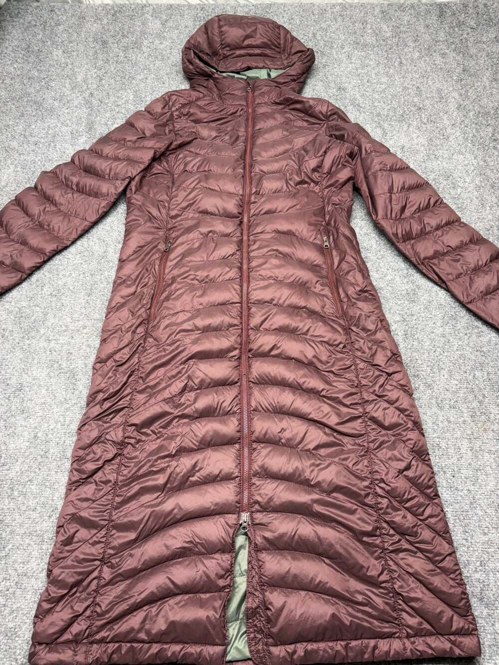 LL Bean Jacket Ultralight 850 Down Womens small Hooded Three Quarter Length Plum